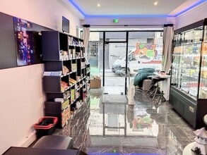 Retail in Paris to rent Interior Photo- Image 2 of 14