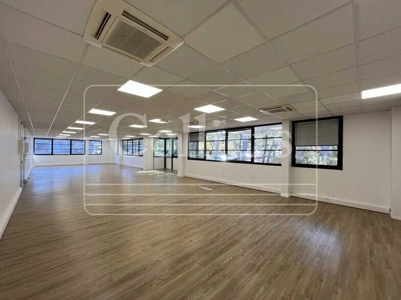 Office in Aix-en-Provence to rent - Building Photo - Image 2 of 7