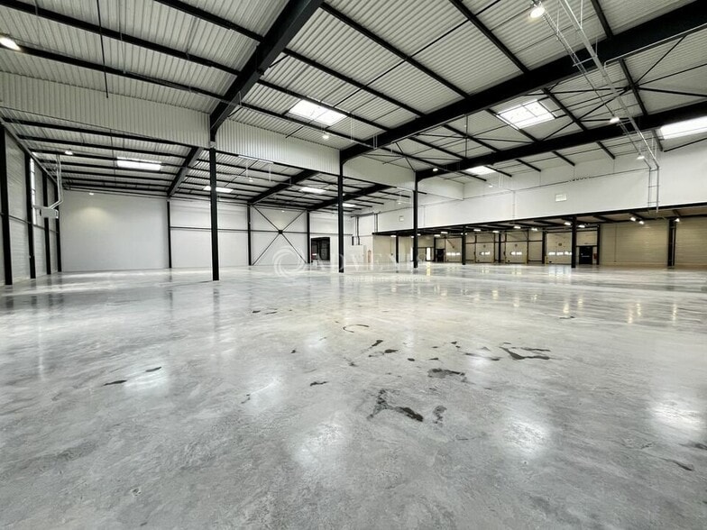 Industrial in Aulnay Sous Bois to rent - Interior Photo - Image 2 of 10