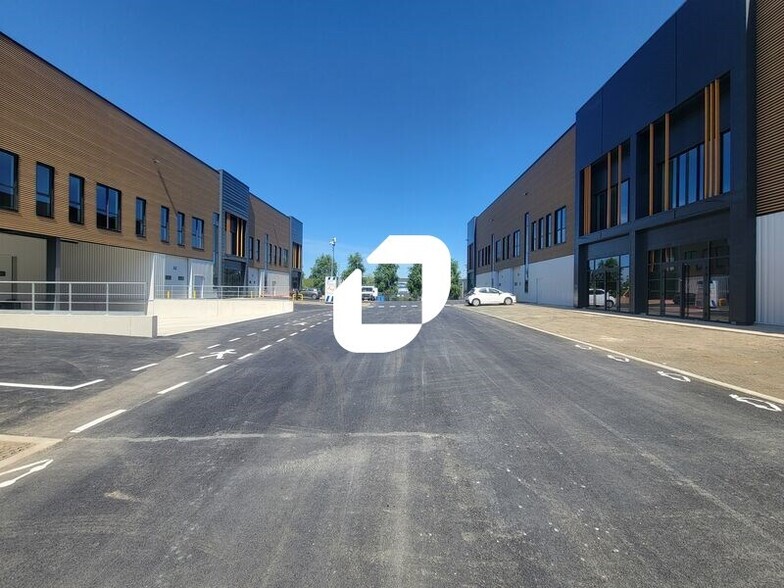 Light Industrial in Wissous to rent - Building Photo - Image 2 of 17