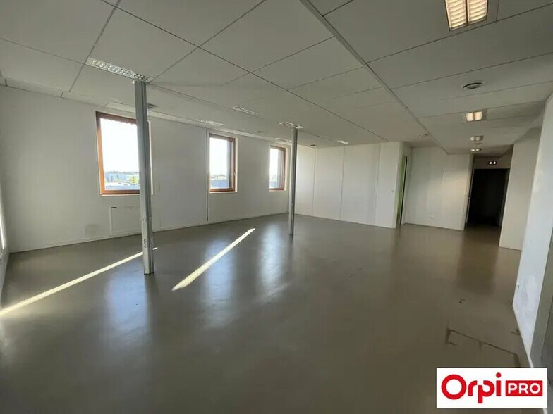 Office in Saint-Priest to rent - Building Photo - Image 2 of 10