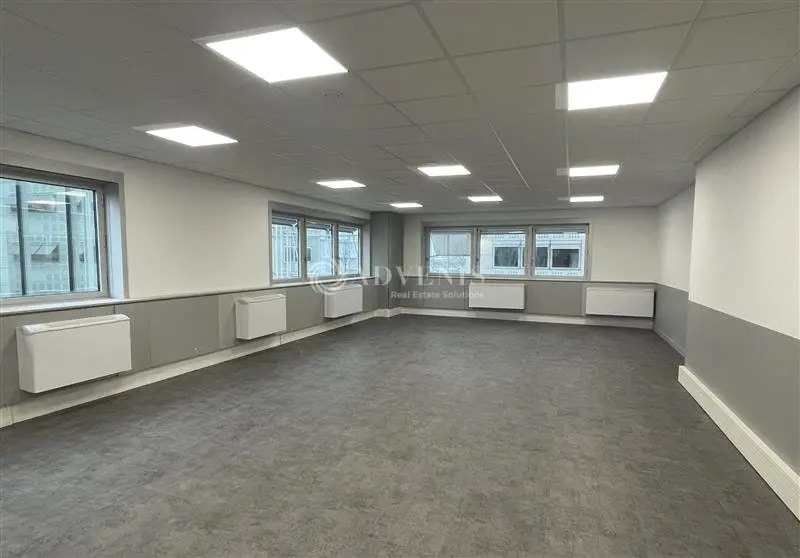 Office in Tremblay-en-France to rent - Interior Photo - Image 3 of 5