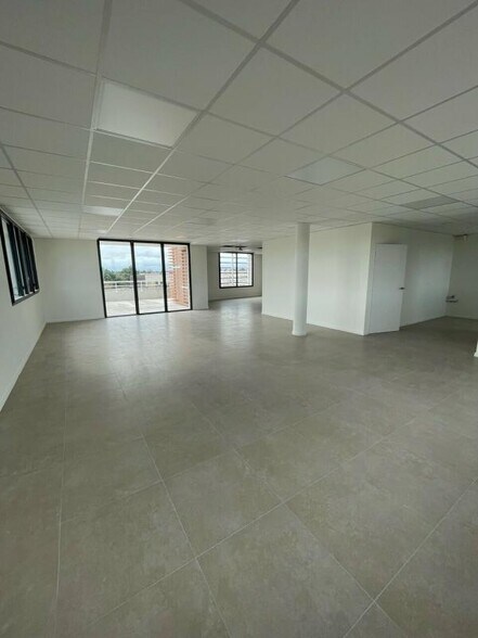 Office in Avignon for sale - Interior Photo - Image 1 of 12