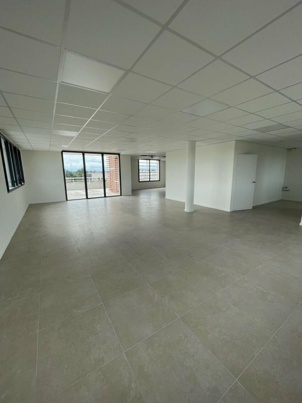 Office in Avignon for sale Interior Photo- Image 1 of 13