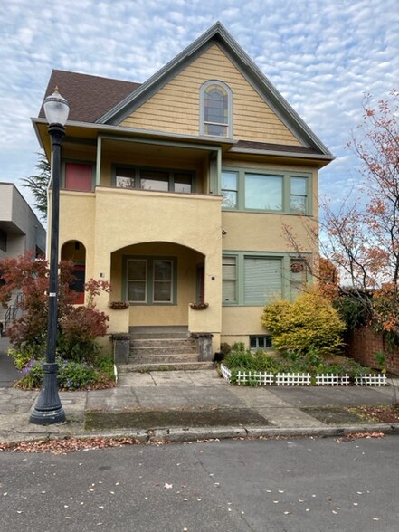 17-19 SW Gibbs St, Portland, OR for rent - Building Photo - Image 1 of 7