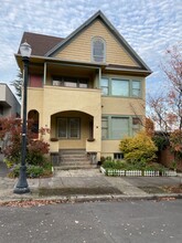 17-19 SW Gibbs St, Portland, OR for rent Building Photo- Image 1 of 8