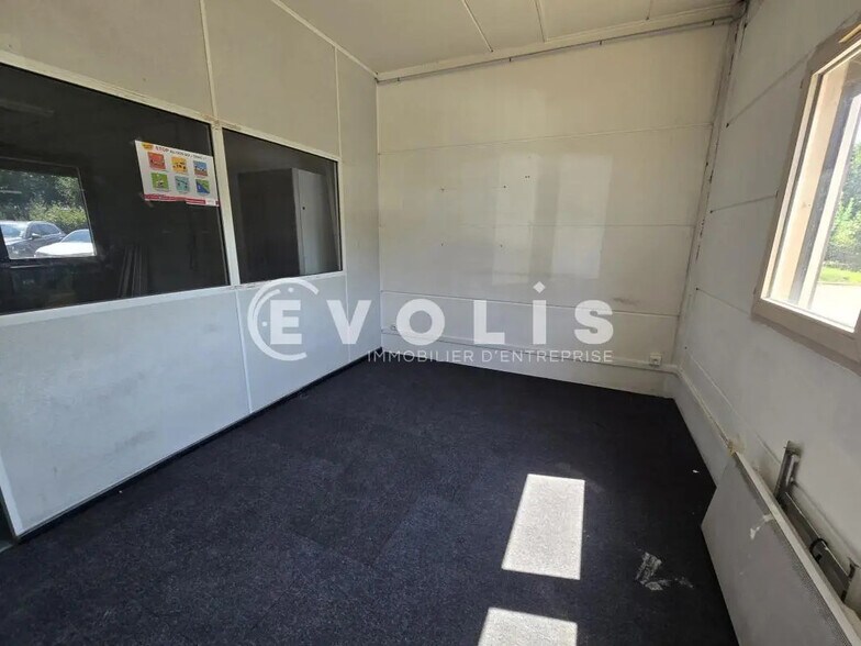 Light Industrial in Massy to rent - Interior Photo - Image 3 of 9