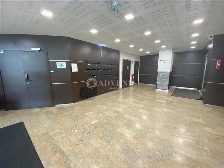 Office in Lognes to rent - Lobby - Image 2 of 10