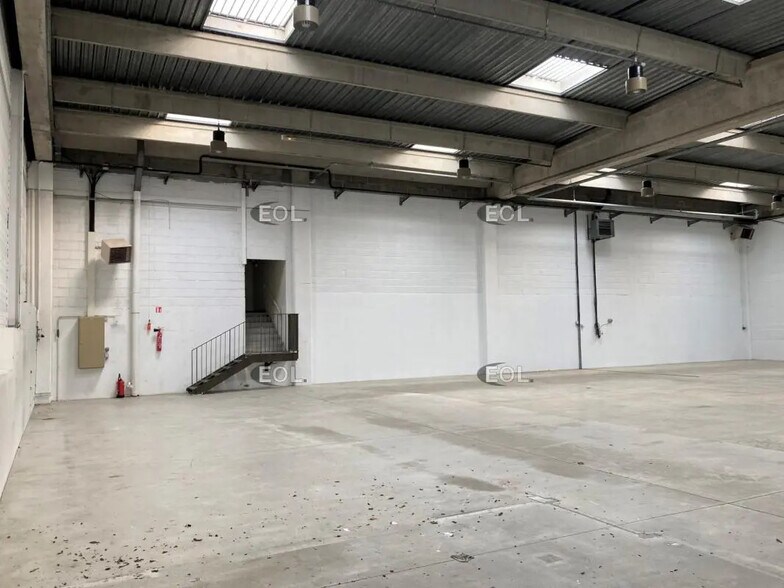 Light Industrial in Palaiseau to rent - Interior Photo - Image 2 of 4