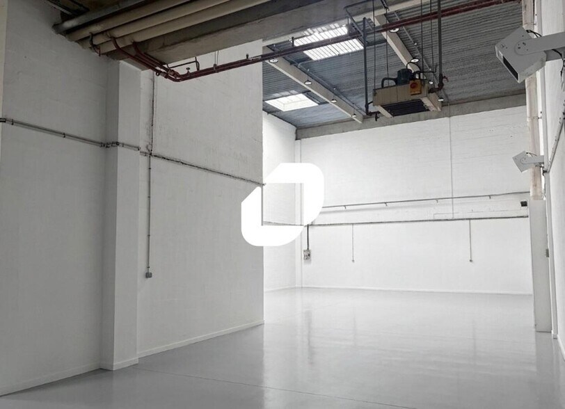 Light Industrial in Lognes to rent - Interior Photo - Image 2 of 13