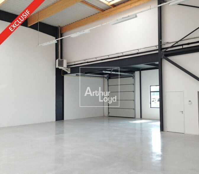Light Industrial in Lieusaint to rent - Interior Photo - Image 1 of 6