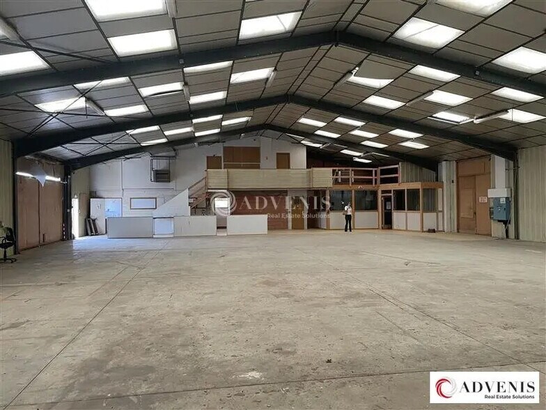 Light Industrial in Pessac to rent - Interior Photo - Image 3 of 5