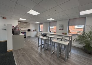 49 Mill St, Bedford to rent Interior Photo- Image 2 of 3