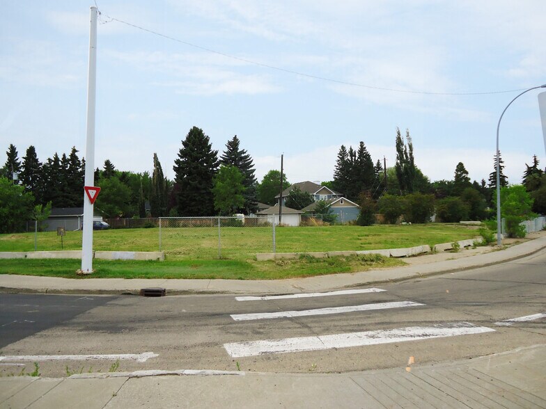 10704 Groat Rd NW, Edmonton, AB for sale - Building Photo - Image 1 of 1