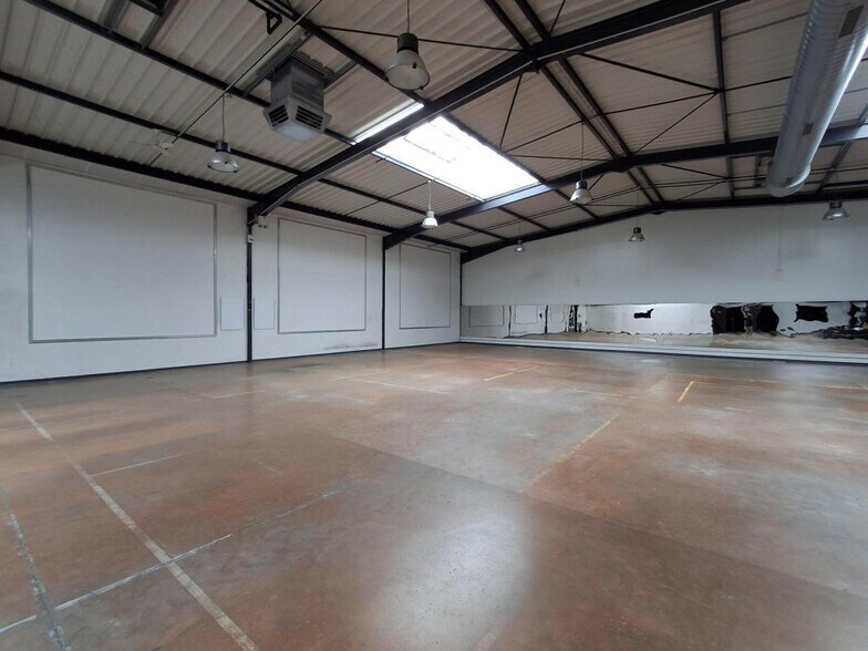 Light Industrial in Miribel for sale - Interior Photo - Image 2 of 7