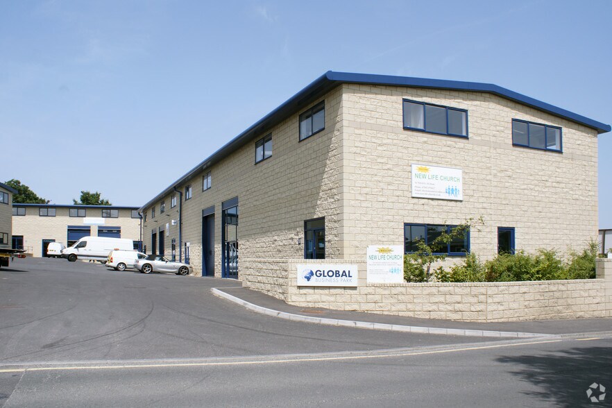 Wilkinson Rd, Cirencester to rent - Building Photo - Image 2 of 3