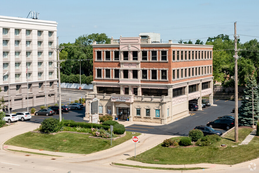 17W300 22nd St, Oakbrook Terrace, IL for sale - Building Photo - Image 1 of 1