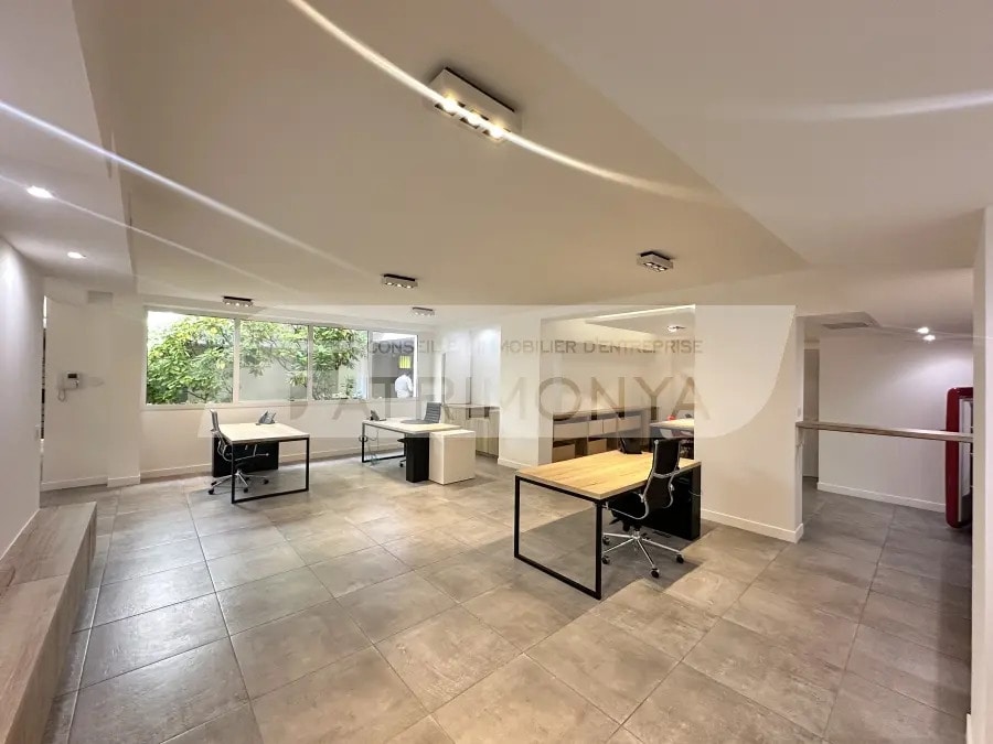 Office in Marseille to rent Building Photo- Image 1 of 10