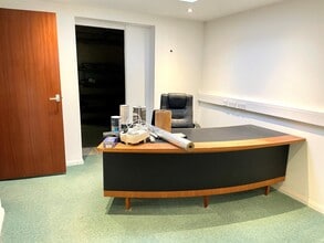 98 Thorpe Lea Rd, Egham to rent Interior Photo- Image 2 of 6