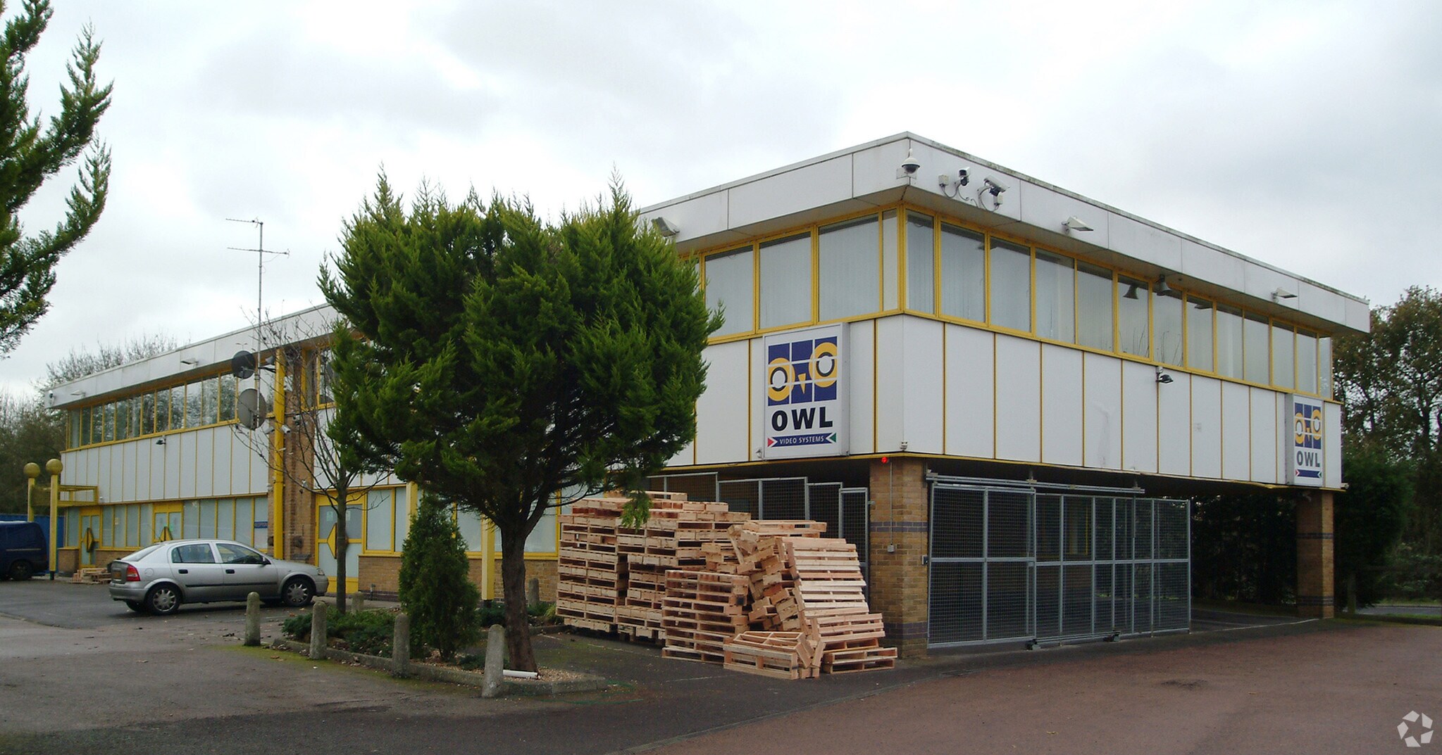 15-16 Horsted Sq, Uckfield for sale Primary Photo- Image 1 of 1