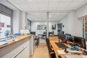 Espace de travail lumineux et moderne, idéal pour les professionnels.