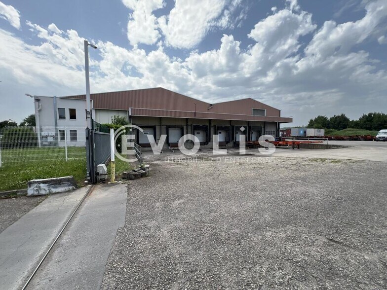 Light Industrial in SAINT-SYMPHORIEN-D'OZON to rent - Building Photo - Image 2 of 13