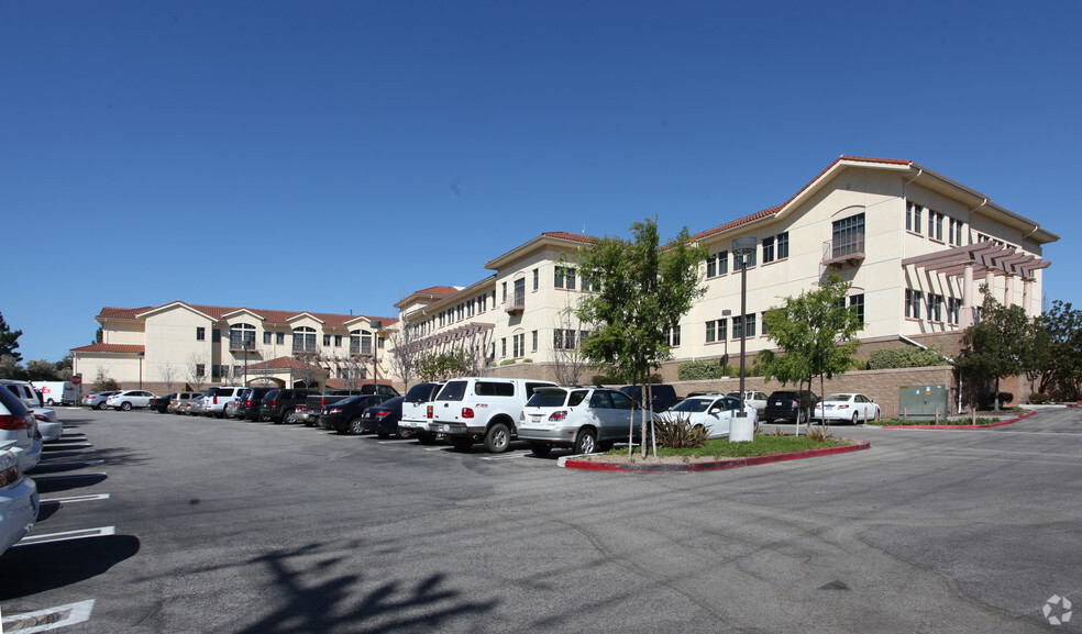 401-415 Rolling Oaks Dr, Thousand Oaks, CA for rent - Building Photo - Image 3 of 6