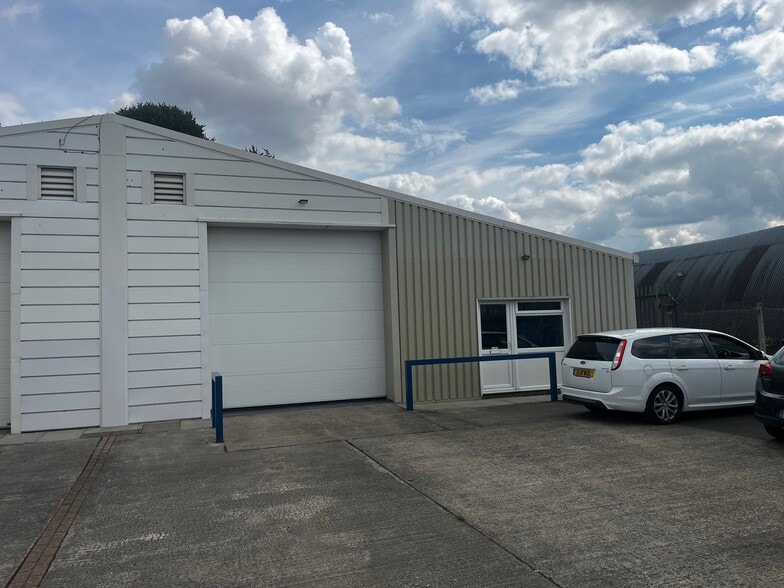 130A-130B Engineer Rd, Westbury to rent - Building Photo - Image 2 of 9