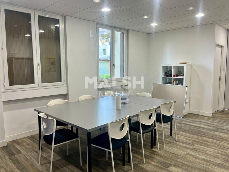 Retail in Lyon to rent - Interior Photo - Image 3 of 6