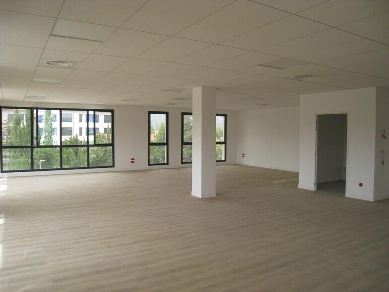 Office in Aubagne to rent - Building Photo - Image 2 of 5
