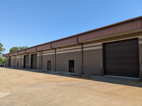 6743 Theall Rd, Houston, TX for rent Building Photo- Image 1 of 2