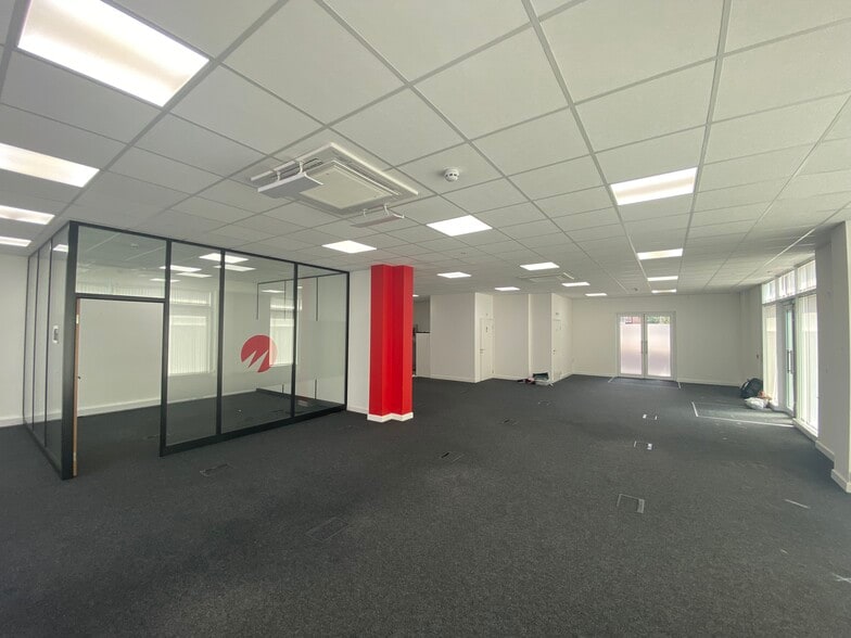 Plough Way, London to rent - Interior Photo - Image 3 of 3