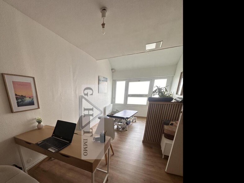 Office in Cergy for sale - Interior Photo - Image 1 of 8
