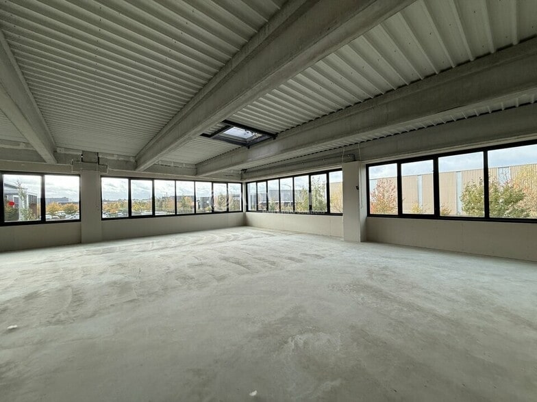 Retail in Collégien to rent - Building Photo - Image 3 of 12