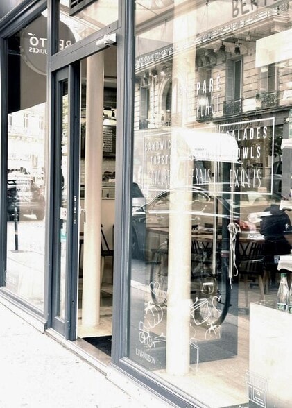 Retail in Paris to rent - Building Photo - Image 1 of 5