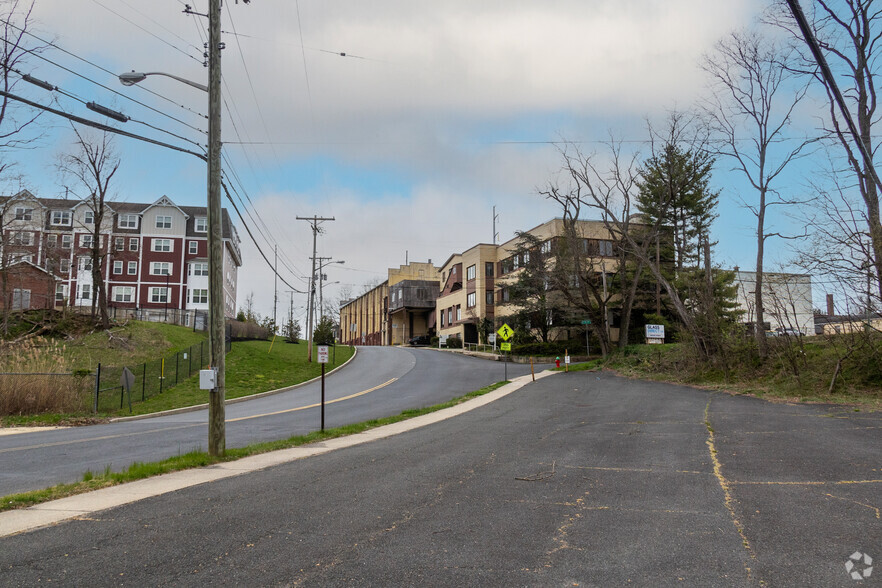 101-105 Church St, Aberdeen, NJ for rent - Building Photo - Image 2 of 20