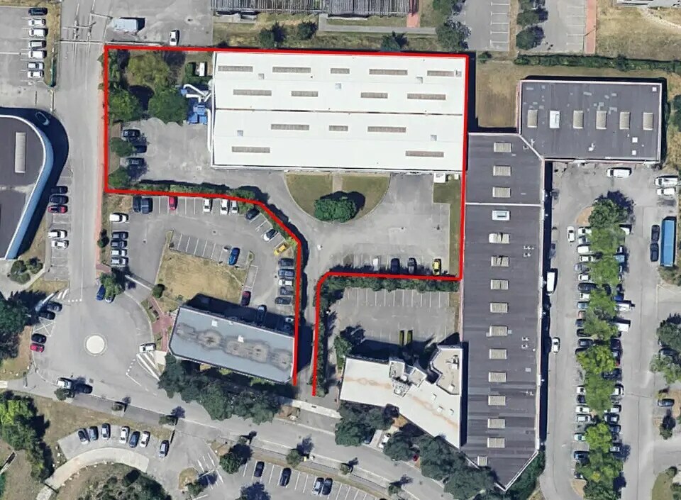 Retail in Bron to rent Building Photo- Image 1 of 6