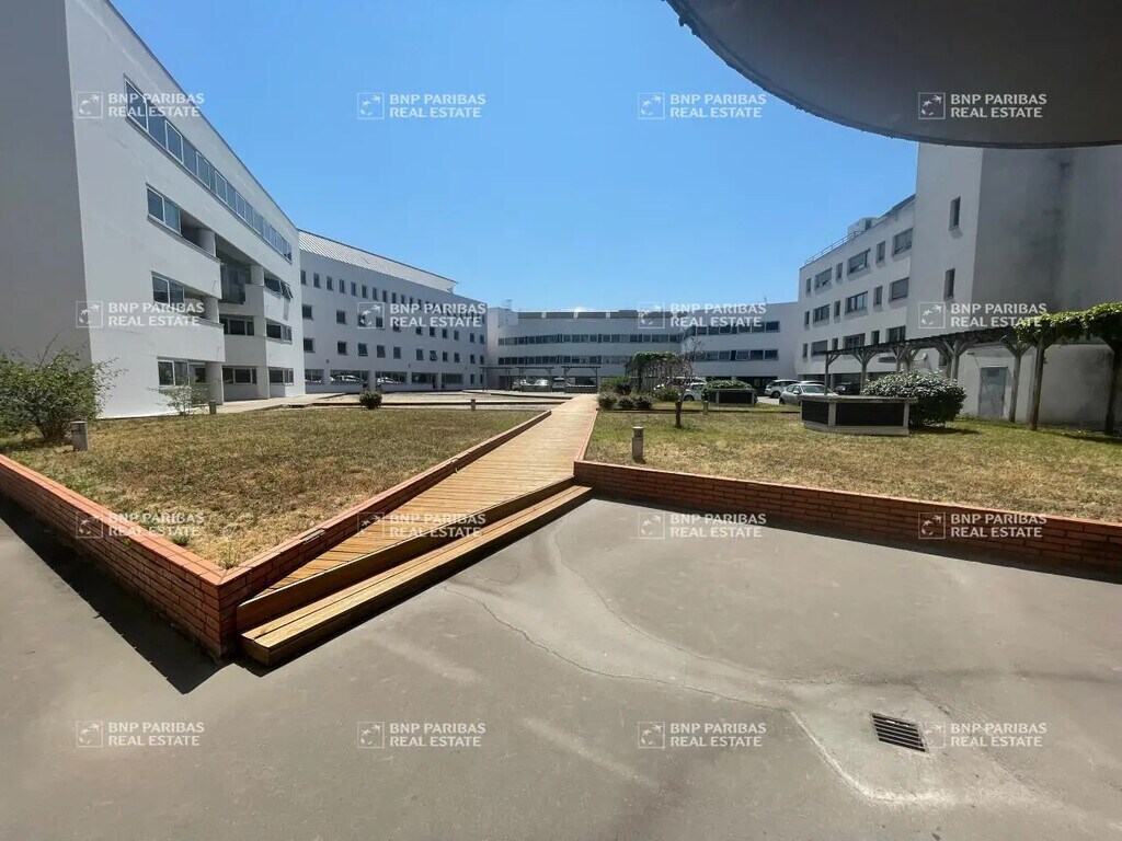 Vente Bureaux 178 m² - Photo 1