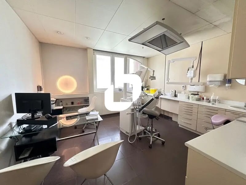 Retail in Marly-le-Roi for sale Interior Photo- Image 1 of 7