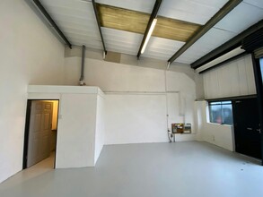 Bedwas House Industrial Estate, Caerphilly for rent Interior Photo- Image 2 of 3