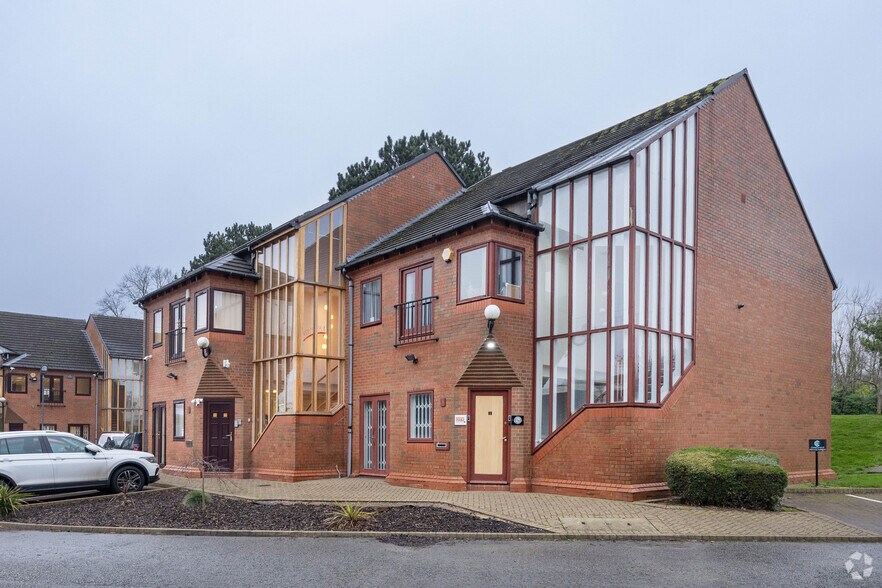 Shaw Rd, Wolverhampton to rent - Primary Photo - Image 1 of 4