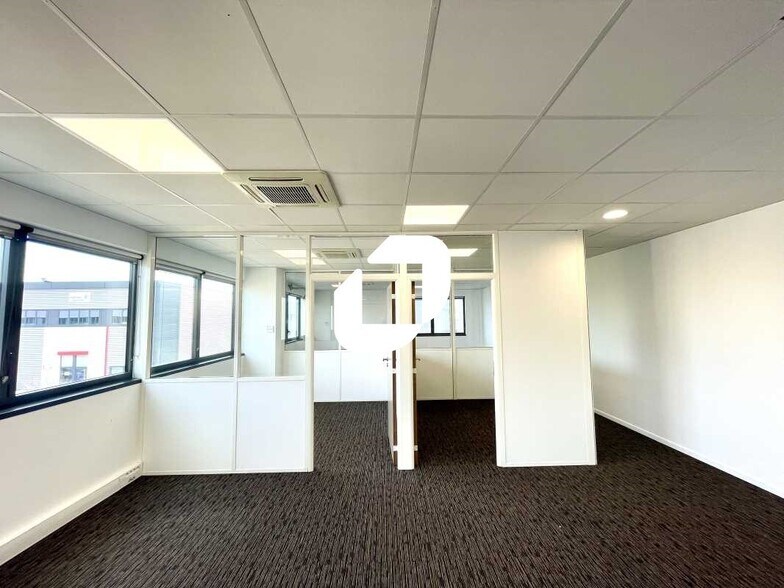 Office in Meyzieu to rent - Interior Photo - Image 2 of 15