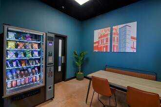 Broadstone Rd, Stockport to rent Interior Photo- Image 2 of 10