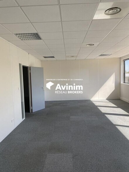 Light Industrial in Limonest for sale - Interior Photo - Image 2 of 8