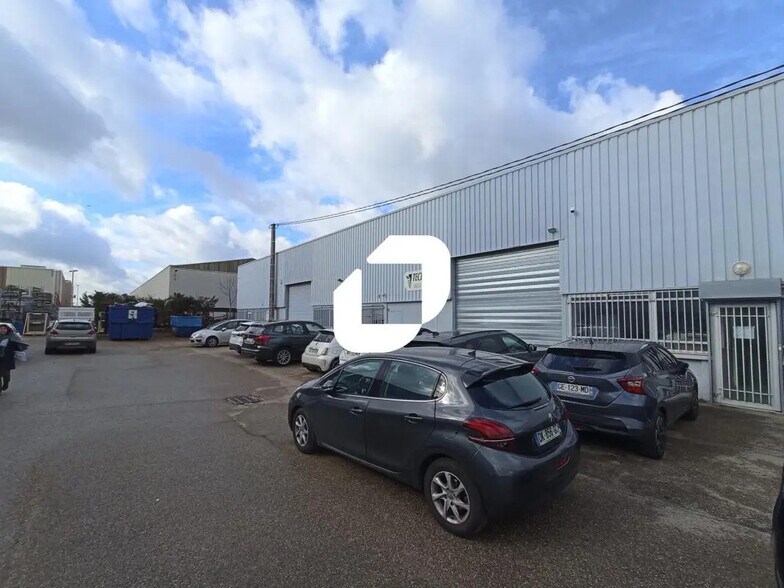 Office in Chassieu to rent - Building Photo - Image 2 of 12