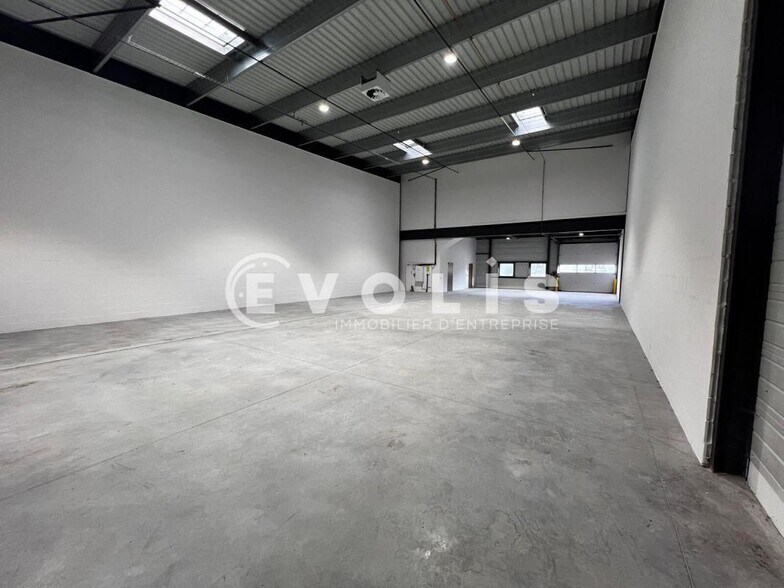 Light Industrial in Corbeil Essonnes to rent - Interior Photo - Image 3 of 7
