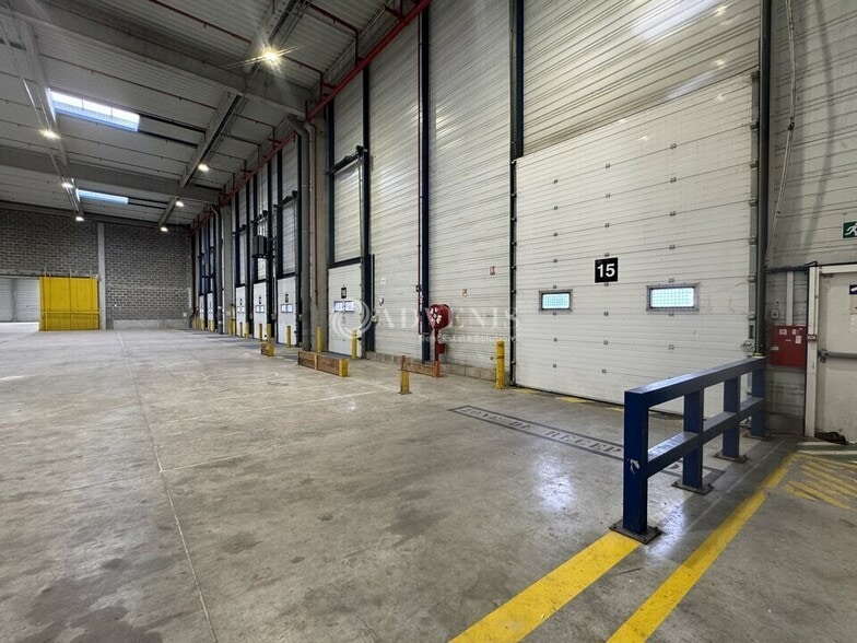 Industrial in Marly-la-Ville to rent - Building Photo - Image 3 of 11