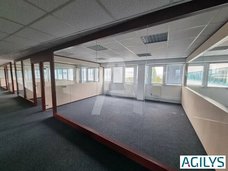 Office in Massy to rent - Interior Photo - Image 2 of 6
