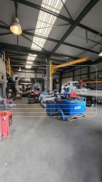 Light Industrial in Saint-Mitre-les-Remparts for sale Interior Photo- Image 1 of 9