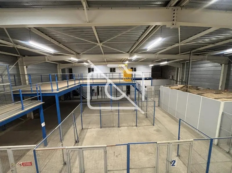 Industrial in Coignières to rent Interior Photo- Image 1 of 17